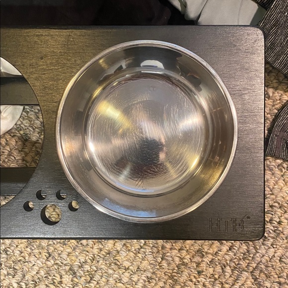 Black dog feeder with 2 metal bowls. Great for medium to large dogs - Picture 7 of 7